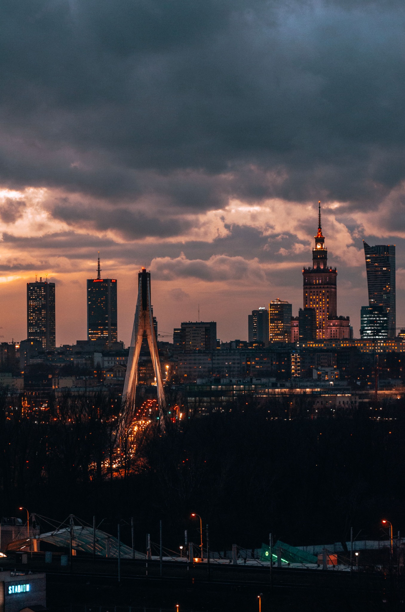 Panorama Warszawy z mostem nad Wisłą o zachodzie słońca
