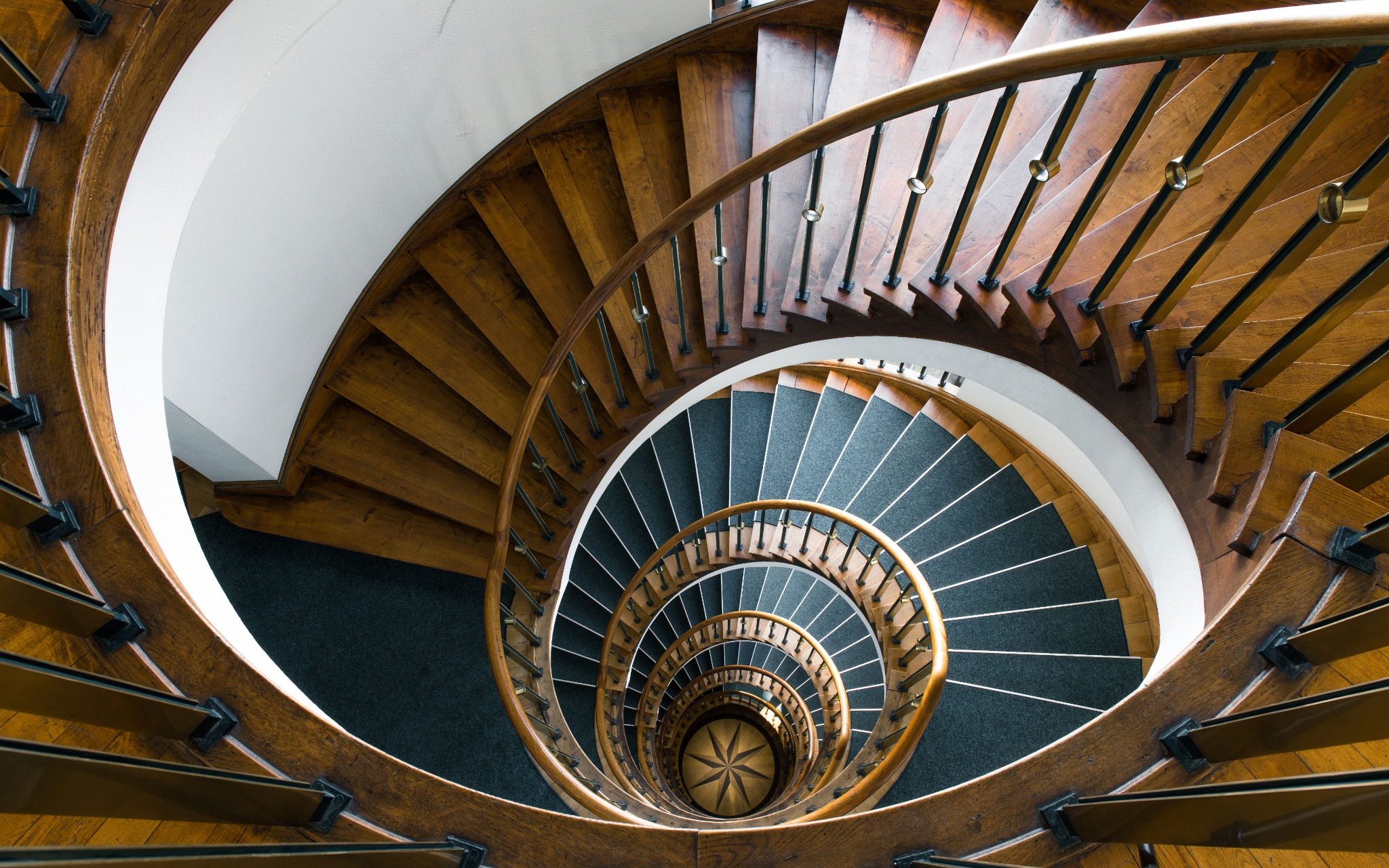 Drewniane schody spiralne widziane z góry